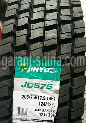 Jinyu JD575 (приводная) 205/75 R17.5 124/122L 14PR - Фото протектора с этикеткой вблизи